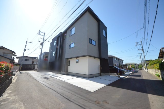 三筋二丁目の前面道路含む現地写真|前面道路は交通量が少なく駐車楽々