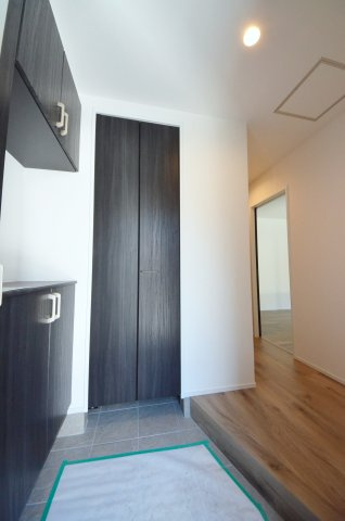 三筋二丁目の玄関|玄関には大容量のシューズボックスあり。
玄関周りの収納スペースもしっかり確保されています。