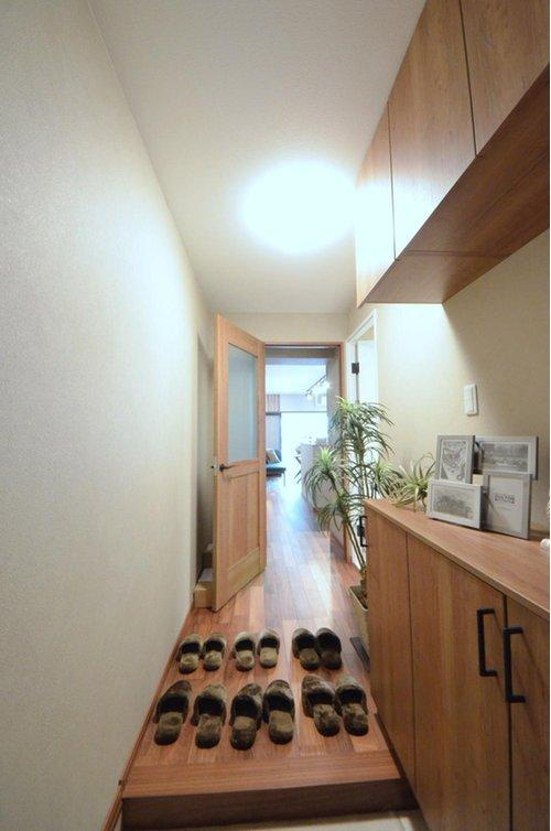 ダイアパレス己斐の玄関|大容量のシューズボックス。玄関周りの収納スペースもしっかり確保されています。