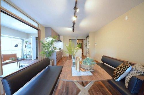 ダイアパレス己斐のキッチン|陽当たりが良く、窓の多いリビング空間。オープンタイプのキッチンでリビングが隅まで見渡せます。キッチンにいながら小さなお子様にも目が届き安心です。