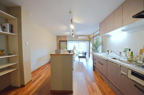 ダイアパレス己斐の居間・リビング|陽当たりが良く、窓の多いリビング空間。オープンタイプのキッチンでリビングが隅まで見渡せます。キッチンにいながら小さなお子様にも目が届き安心です。