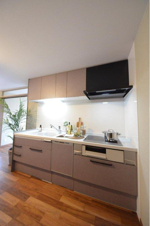 ダイアパレス己斐のキッチン|共働きのご夫婦に便利な食洗機付きのキッチン。お料理をしながら　お子さんと会話をしたり、テレビを見ながらリラックスして家事を行えます。