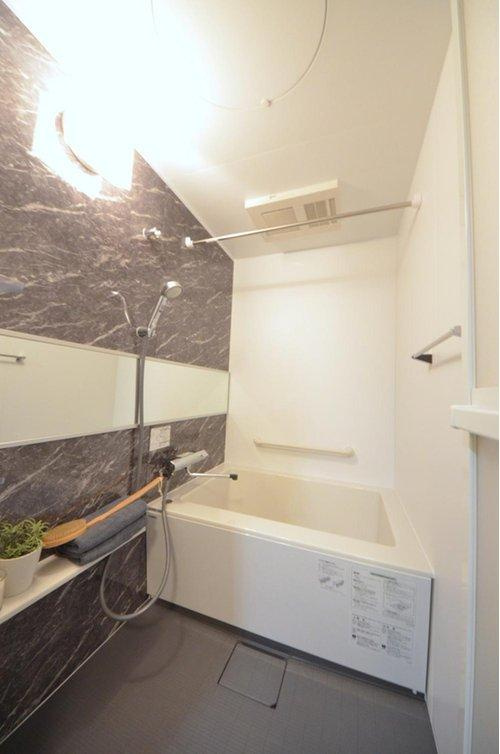 ダイアパレス己斐の浴室|人気の換気乾燥暖房機付き。大きなバスルームなので足を伸ばしてゆっくり湯船につかることができます