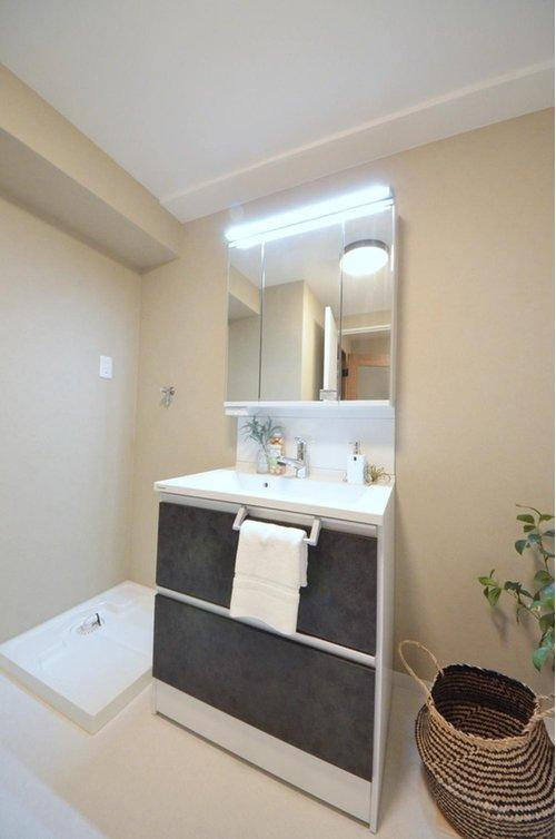 ダイアパレス己斐の洗面所|清潔感あふれるお洒落な洗面室。余裕のスペース。収納棚もあります。