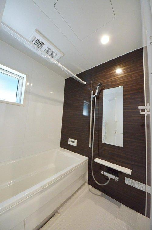 田方2丁目の浴室|人気の換気乾燥暖房機付き。１坪タイプの大きなバスルームなので足を伸ばしてゆっくり湯船につかることができます