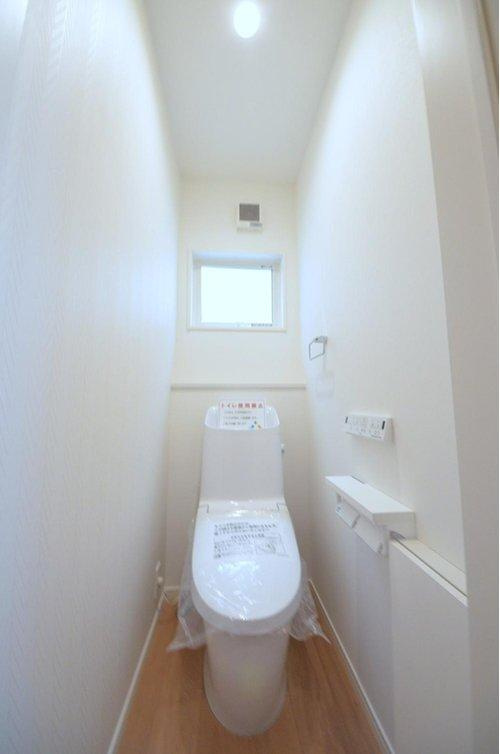 田方2丁目のトイレ|窓のある明るいトイレ。勿論ウォシュレット付です。