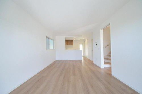 田方2丁目の居間・リビング|南東向きで窓の多いリビング空間。オープンタイプの対面式キッチンでリビングが隅まで見渡せます。キッチンにいながら小さなお子様にも目が届き安心です。