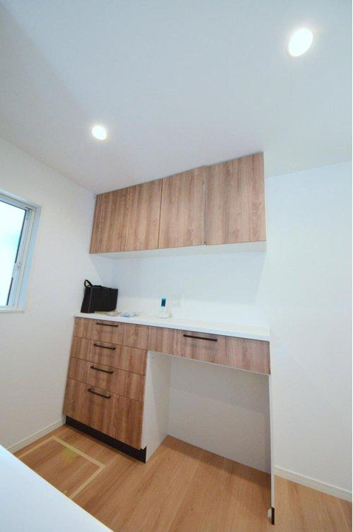 田方2丁目の収納|大容量のカップボードが標準装備。パントリースペースもあり、キッチン周りの収納もしっかり確保されています。