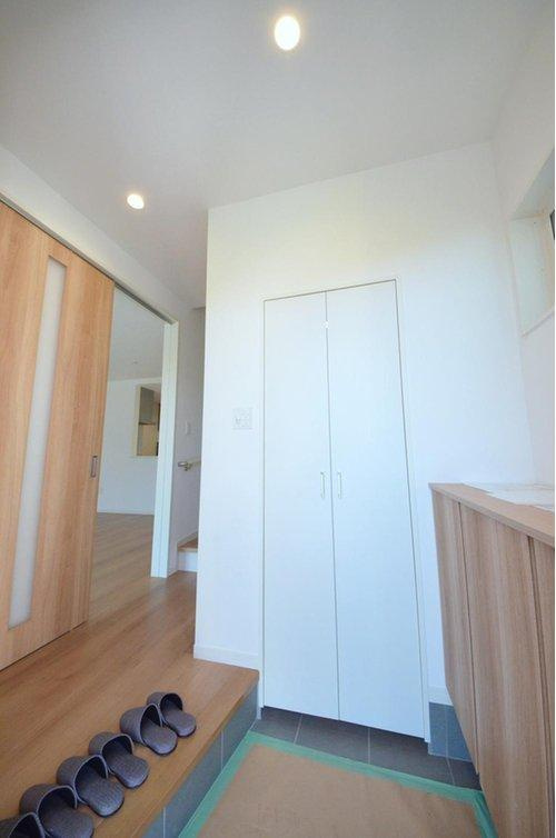 田方2丁目の玄関|玄関には大容量のシューズボックスとクローゼット有。玄関周りの収納スペースもしっかり確保されています。