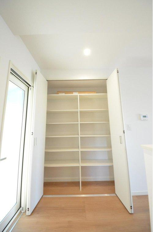 田方2丁目の収納|キッチンに広いパントリースぺースがあります