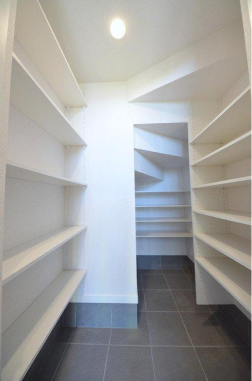 田方2丁目の収納|大容量のシューズクローク有。
玄関周りの収納スペースもしっかり確保されています。