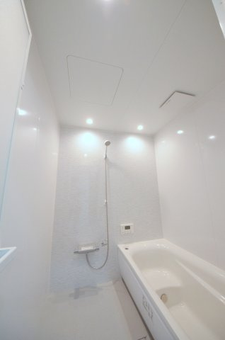 対厳山二丁目の浴室|１坪タイプの大きなバスルーム。
足を伸ばしてゆっくり湯船につかることができます