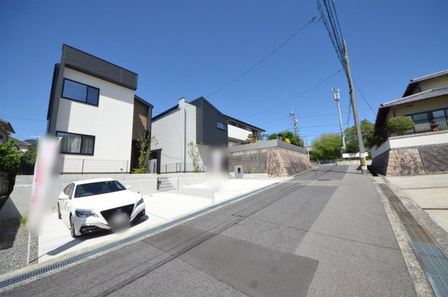 対厳山二丁目の前面道路含む現地写真|前面道路は交通量が少なく駐車楽々