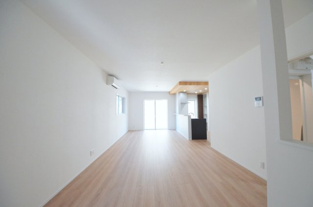 対厳山二丁目の居間・リビング|東南向きで陽当たりが良く、窓の多いリビング空間。オープンタイプの対面式キッチンでリビングが隅まで見渡せます。キッチンにいながら小さなお子様にも目が届き安心です。