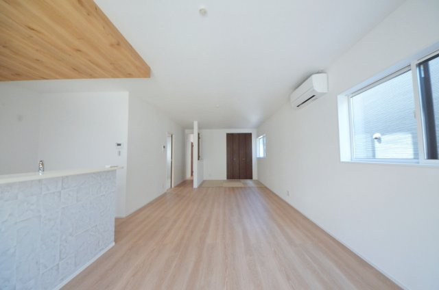 対厳山二丁目の収納|東南向きで陽当たりが良く、窓の多いリビング空間。オープンタイプの対面式キッチンでリビングが隅まで見渡せます。キッチンにいながら小さなお子様にも目が届き安心です。