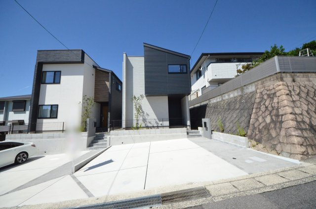 対厳山二丁目の外観|敷地広々47坪
車種により駐車3台可能です