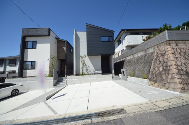 対厳山二丁目の駐車場|前面道路は交通量が少なく駐車楽々
車種により駐車3台可能です