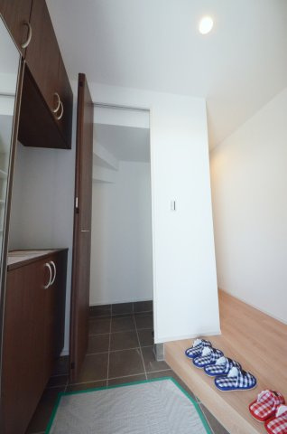 対厳山二丁目の玄関|玄関には大容量のシューズボックス有。
玄関周りの収納スペースもしっかり確保されています。