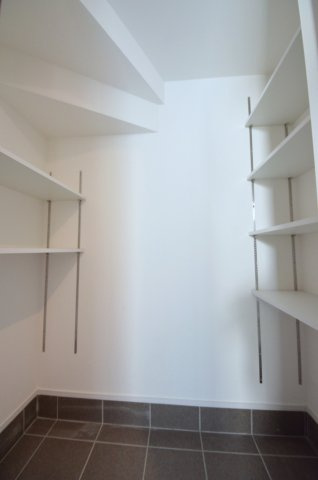 対厳山二丁目の収納|玄関に大容量のシューズクロークがあります