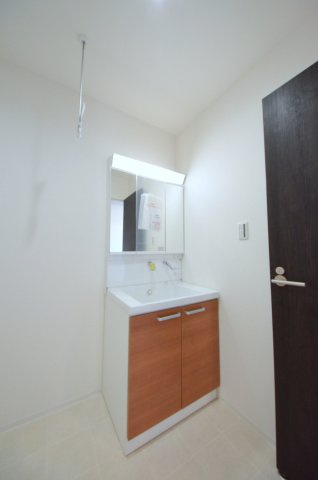 五日市中央一丁目の独立洗面台|清潔感あふれるシャワー付洗面台と洗面室。洗面所兼ランドリールームの余裕あるスペース。窓もあり明るく通気も良いです