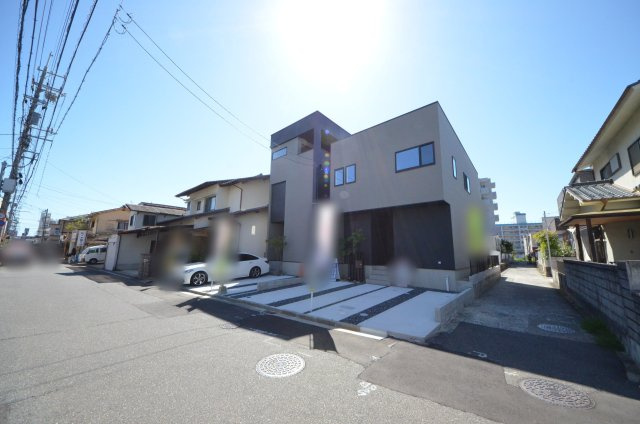 五日市中央一丁目の前面道路含む現地写真|前面道路は交通量が少なく駐車楽々