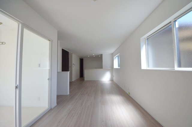 五日市中央一丁目の居間・リビング|陽当たりが良く、窓の多いリビング空間。オープンタイプの対面式キッチンでリビングが隅まで見渡せます。キッチンにいながら小さなお子様にも目が届き安心です。