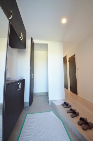 五日市中央一丁目の玄関|玄関にはシューズボックスと土間収納もあり。玄関周りの収納スペースもしっかり確保されています。