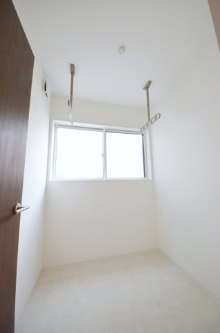 中山中町のバルコニー|虫や花粉から洗濯物を守るサンルーム