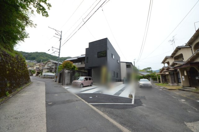 中山中町の前面道路含む現地写真|前面道路は交通量が少なく駐車楽々