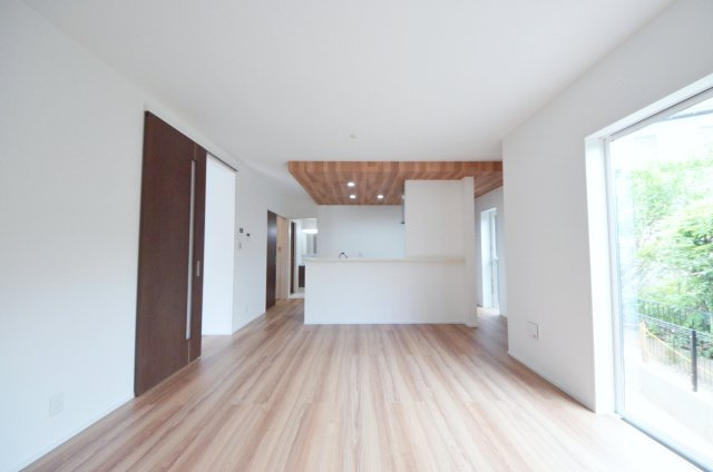 中山中町の居間・リビング|陽当たりが良く、窓の多いリビング空間。オープンタイプの対面式キッチンでリビングが隅まで見渡せます。キッチンにいながら小さなお子様にも目が届き安心です。