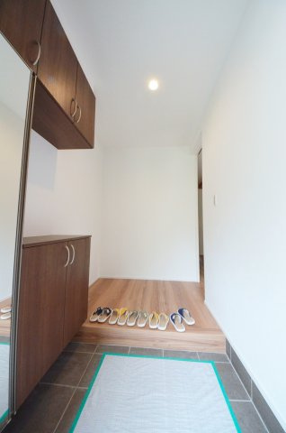 中山中町の玄関|玄関にはシューズボックスと土間収納もあり。玄関周りの収納スペースもしっかり確保されています。