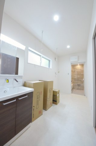 中山中町の独立洗面台|清潔感あふれるシャワー付洗面台と洗面室。洗面所兼ランドリールームの余裕あるスペース。窓もあり明るく通気も良いです