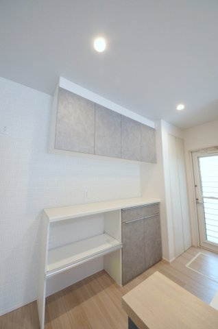 矢野西四丁目の収納|大容量のカップボードが標準装備。パントリースペースもあり、キッチン周りの収納もしっかり確保されています。