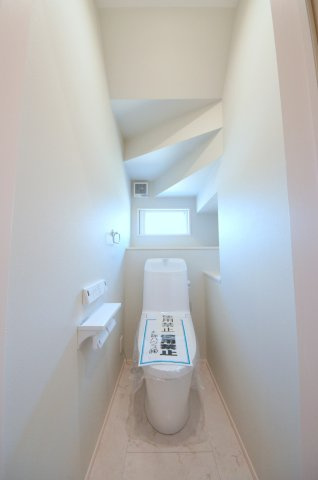 矢野西四丁目のトイレ|窓のある明るいトイレ
勿論ウォシュレット付きです