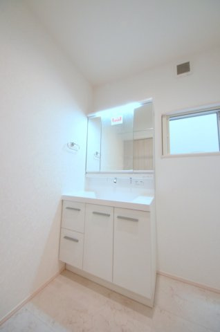 矢野西四丁目の独立洗面台|清潔感あふれるシャワー付洗面台と洗面室。余裕のスペース。窓もあり明るく通気も良いです