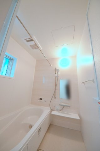 矢野西四丁目の浴室|人気の換気乾燥暖房機付き。１坪タイプの大きなバスルームなので足を伸ばしてゆっくり湯船につかることができます