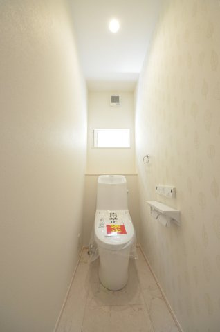 矢野西四丁目のトイレ|窓のある明るいトイレ
勿論ウォシュレット付きです