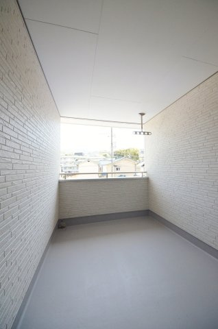 矢野西四丁目のバルコニー|南向きの広いバルコニー
屋根があるので急な雨でも安心です