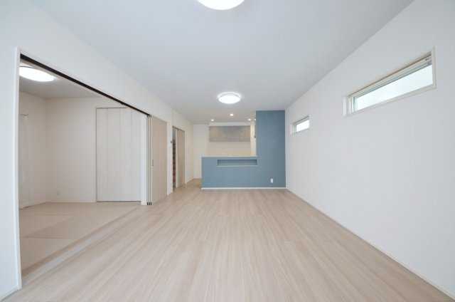 矢野西四丁目の居間・リビング|南向きの広く明るいリビング空間。オープンタイプの対面式キッチンでリビングが隅まで見渡せます。キッチンにいながら小さなお子様にも目が届き安心です。