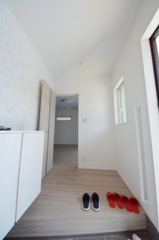 矢野西四丁目の玄関|玄関には大容量のシューズボック有
大容量のシューズクロークもあり玄関周りの収納も充実しています