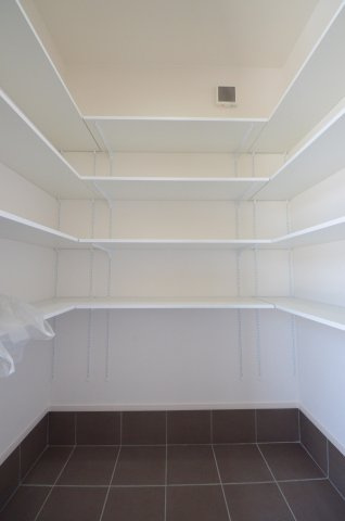 矢野西四丁目の収納|大容量のシューズクローク
玄関周りの収納も充実しています