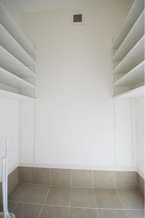 戸坂数甲2丁目の収納|玄関には大容量のシューズボックスと大容量のシューズクローク有。玄関周りの収納スペースもしっかり確保されています。