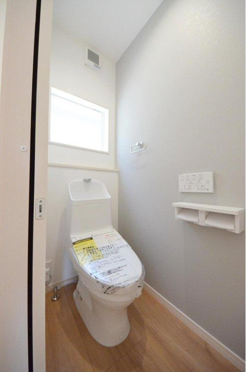 戸坂数甲2丁目のトイレ|窓のある明るいトイレ。勿論ウォシュレット付です。