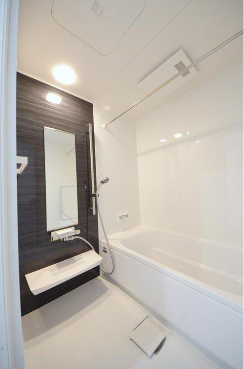 戸坂数甲2丁目の浴室|人気の換気乾燥暖房機付き。１坪タイプの大きなバスルームなので足を伸ばしてゆっくり湯船につかることができます