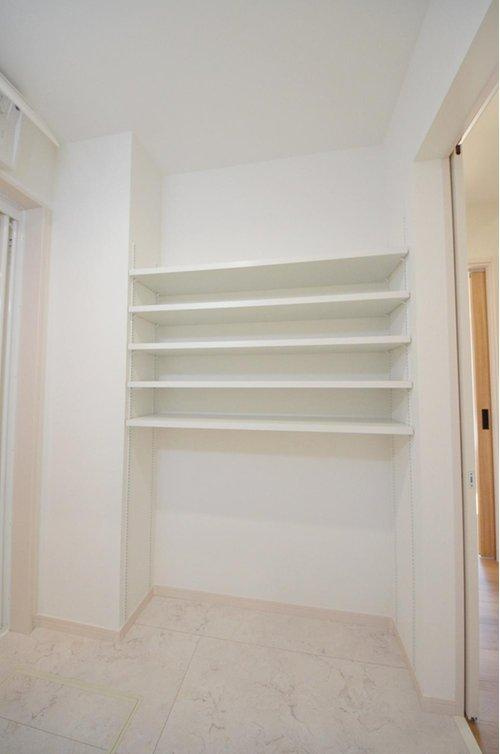 戸坂数甲2丁目の収納|洗面所にも収納棚があります