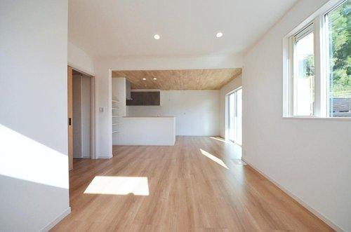 戸坂数甲2丁目の居間・リビング|南向きで陽当たりが良く、窓の多いリビング空間。オープンタイプの対面式キッチンでリビングが隅まで見渡せます。キッチンにいながら小さなお子様にも目が届き安心です。