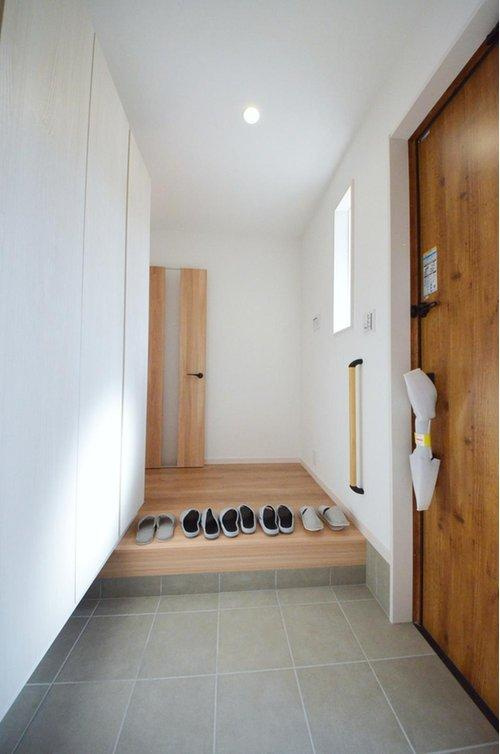 戸坂数甲2丁目の玄関|玄関には大容量のシューズボックスと大容量のシューズクローク有。玄関周りの収納スペースもしっかり確保されています。
