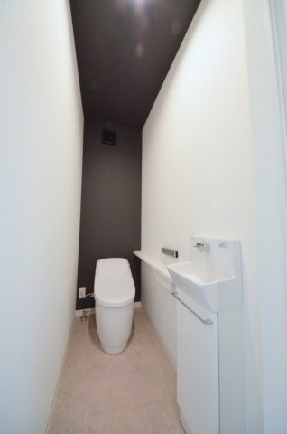 戸坂山根二丁目のトイレ|タンクレストイレ+手洗い器有