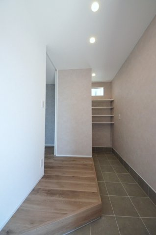 戸坂山根二丁目の玄関|玄関には大容量のシューズクロークがあります