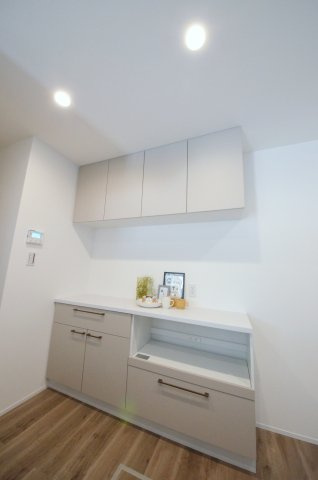 戸坂山根二丁目の収納|大容量のカップボードが標準装備。パントリースペースもあり、キッチン周りの収納もしっかり確保されています。